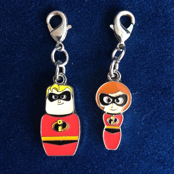 7 diff. Disney PINS, CHARMS, & Keyring - Picture 7 of 12